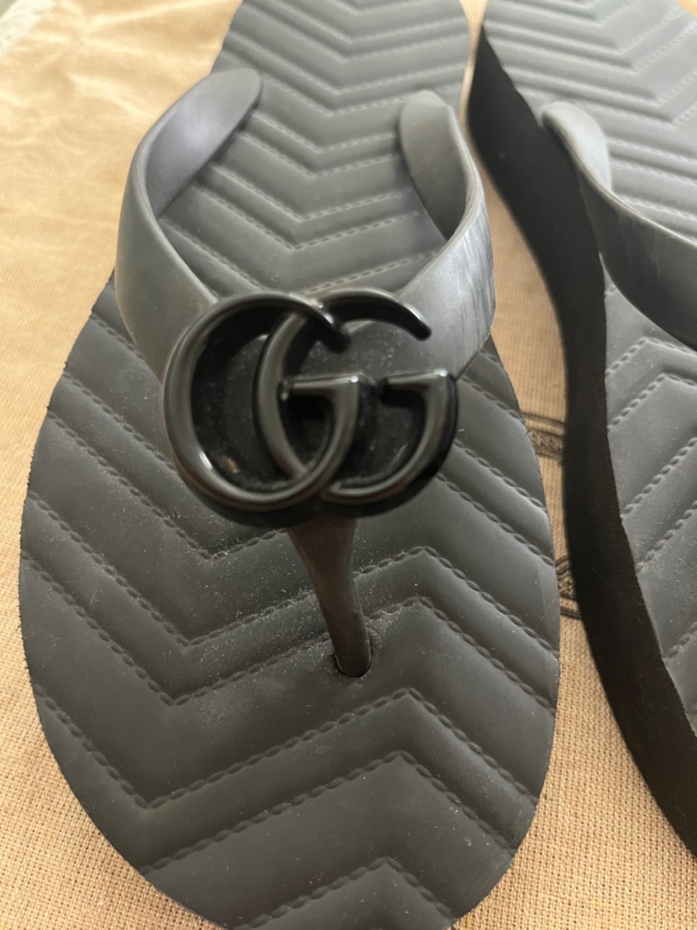 Gucci Black Pascar Chevron Logo Rubber Flip Flops size 8 - Picture 10 of 10